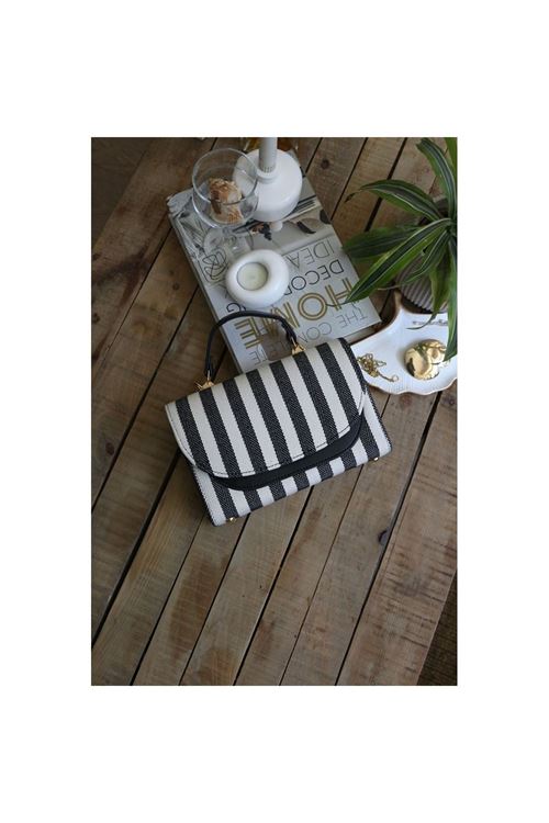 Kadın Siyah Keten Çizgi Dokulu Oval Kapak Detaylı Askılı Omuz Çantası