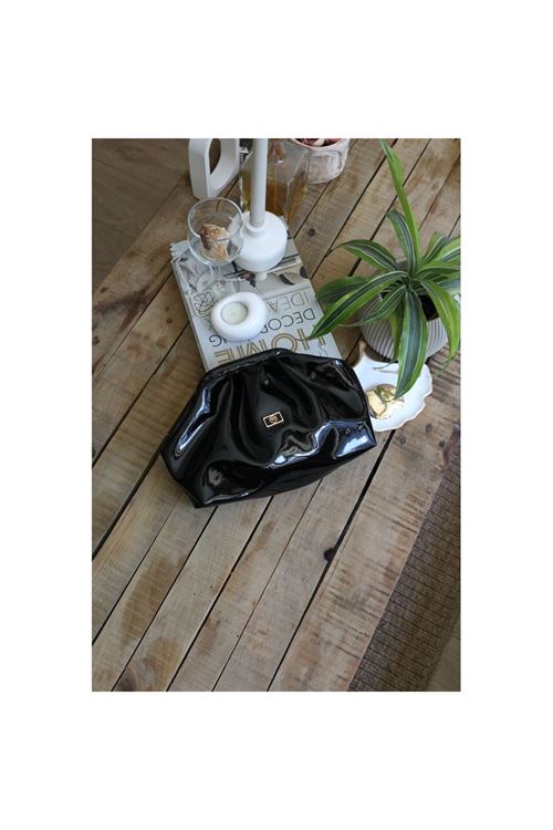 Kadın Siyah Rugan Aksesuarlı Bohça Form Omuz Çantası