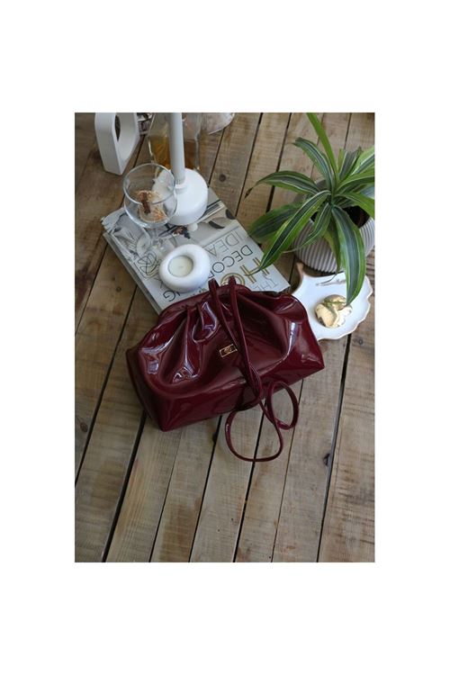 Kadın Bordo Rugan Aksesuarlı Bohça Form Omuz Çantası