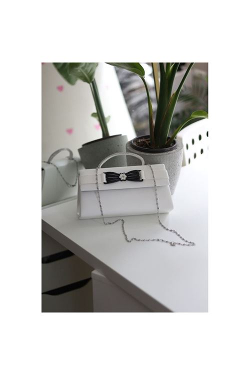 Beyaz Çiçek Aksesuarlı Tutma Saplı Abiye El Çantası