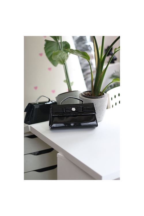 Siyah Rugan Çiçek Aksesuarlı Tutma Saplı Abiye El Çantası