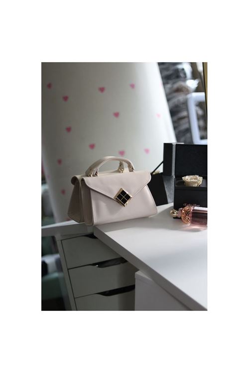 Krem Mat Doku Kare Gold Aksesuar Detaylı El Çantası