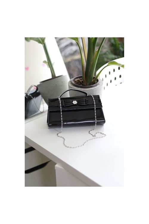 Siyah Rugan Çiçek Aksesuarlı Tutma Saplı Abiye El Çantası