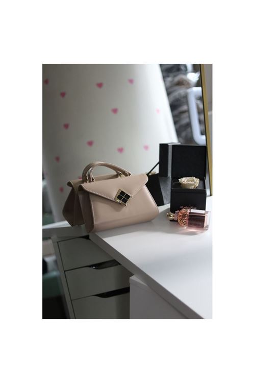 Bej Mat Doku Kare Gold Aksesuar Detaylı El Çantası