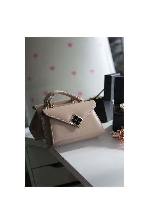 Bej Mat Doku Kare Gold Aksesuar Detaylı El Çantası