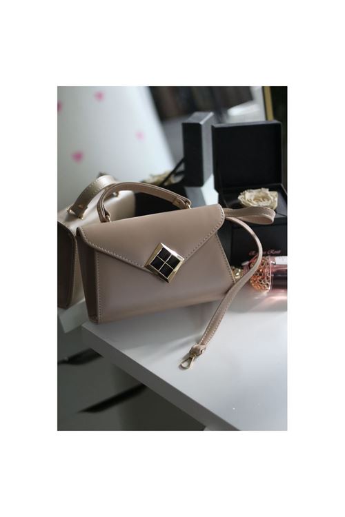 Bej Mat Doku Kare Gold Aksesuar Detaylı El Çantası