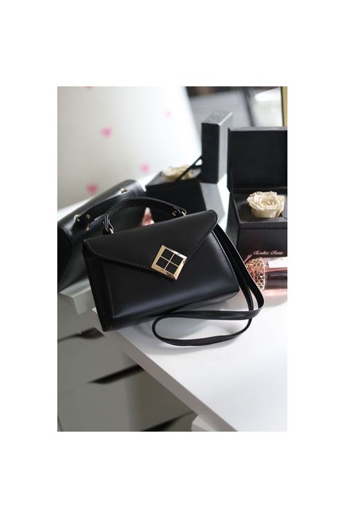 Siyah Mat Doku Kare Gold Aksesuar Detaylı El Çantası