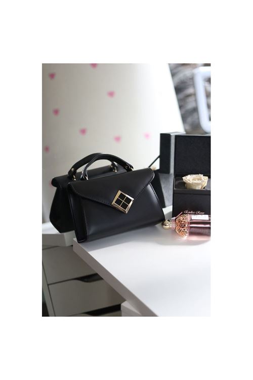 Siyah Mat Doku Kare Gold Aksesuar Detaylı El Çantası
