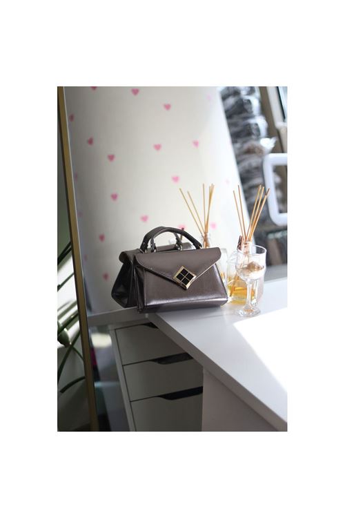 Kadın Platin Parlak Dokulu Siyah Kare Gold Aksesuar Detaylı Abiye Çanta