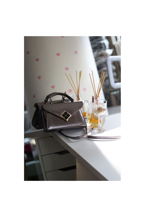 Kadın Platin Parlak Dokulu Siyah Kare Gold Aksesuar Detaylı Abiye Çanta