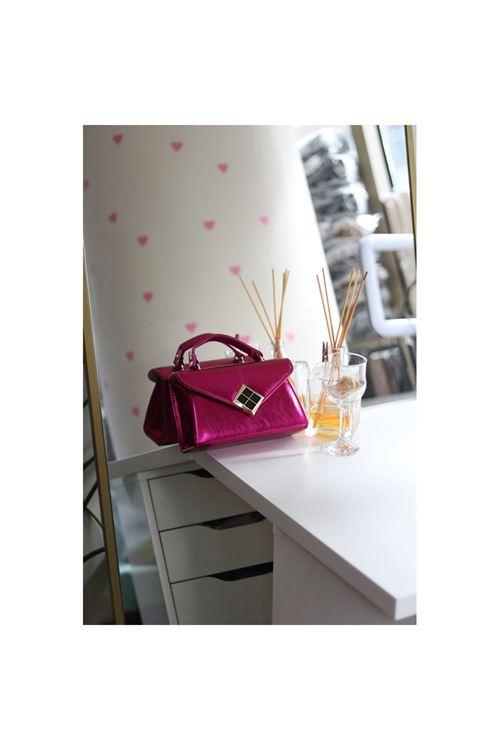 Kadın Fuşya Parlak Dokulu Siyah Kare Gold Aksesuar Detaylı Abiye Çanta