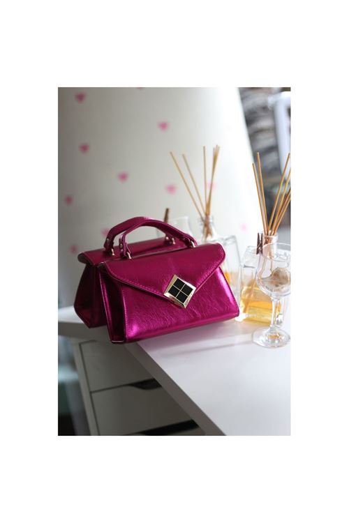 Kadın Fuşya Parlak Dokulu Siyah Kare Gold Aksesuar Detaylı Abiye Çanta