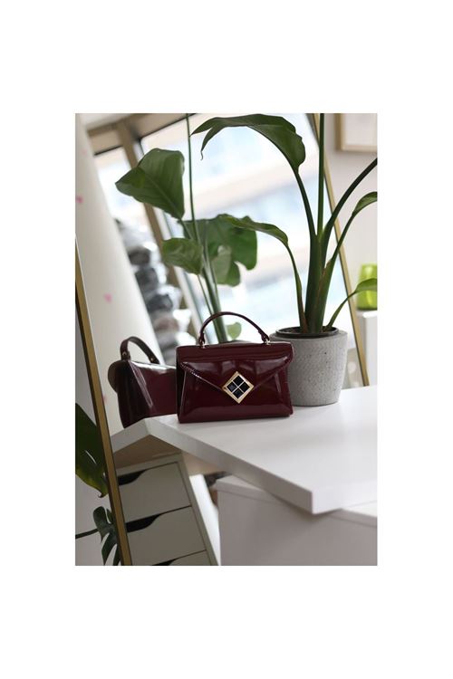 Kadın Bordo Rugan Dokulu Siyah Kare Gold Aksesuar Detaylı Abiye Çanta