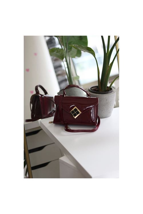 Kadın Bordo Rugan Dokulu Siyah Kare Gold Aksesuar Detaylı Abiye Çanta