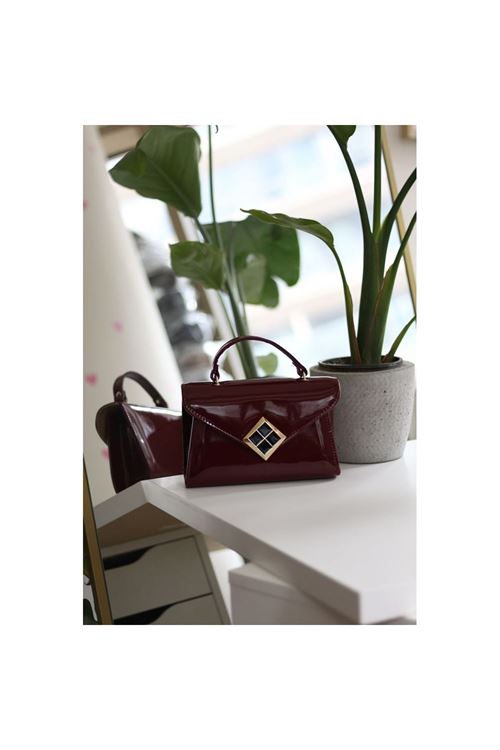 Kadın Bordo Rugan Dokulu Siyah Kare Gold Aksesuar Detaylı Abiye Çanta