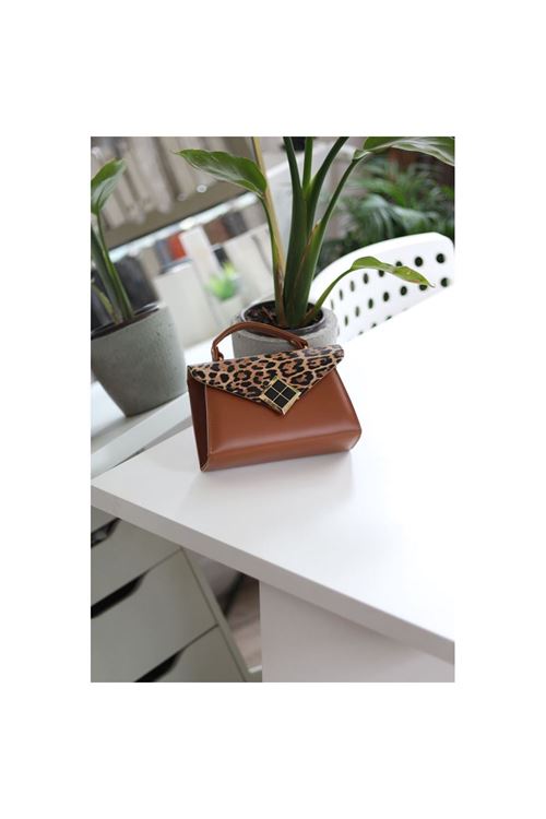 Taba Leopar Kapak Detaylı Kare Gold Aksesuarlı El Çantası