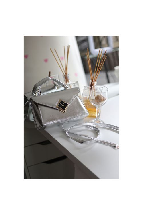 Kadın Silver Parlak Dokulu Siyah Kare Gold Aksesuar Detaylı Abiye Çanta