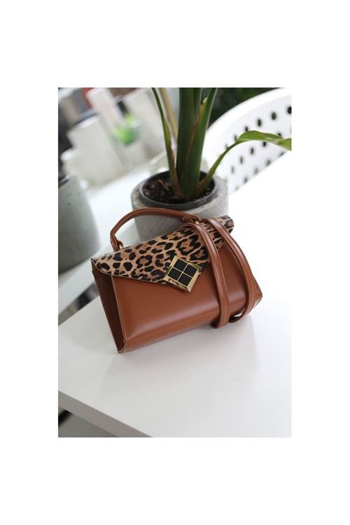 Taba Leopar Kapak Detaylı Kare Gold Aksesuarlı El Çantası