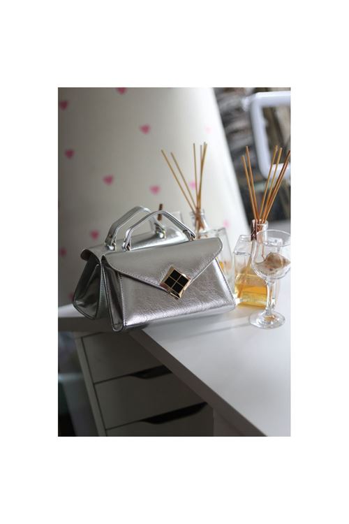 Kadın Silver Parlak Dokulu Siyah Kare Gold Aksesuar Detaylı Abiye Çanta