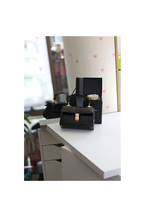 Siyah Parlak Toka Detaylı Zincirli El Omuz Çantası