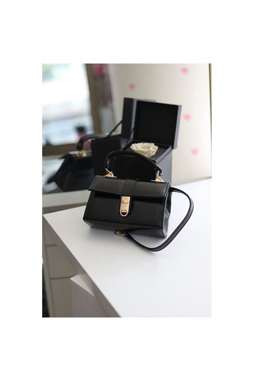 Siyah Parlak Toka Detaylı Zincirli El Omuz Çantası