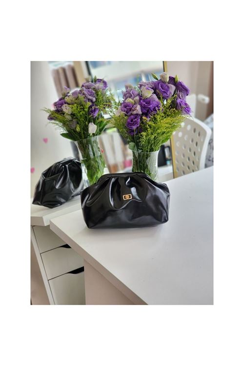 Kadın Siyah Parlak Gold aksesuarlı Bohça Form Omuz Çantası