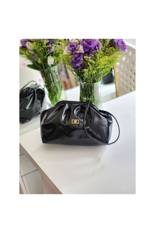 Kadın Siyah Parlak Gold aksesuarlı Bohça Form Omuz Çantası