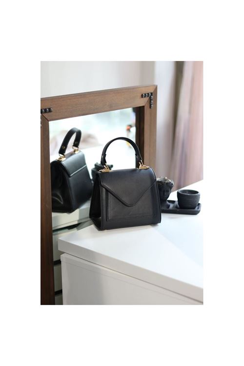 Kadın Siyah Kapak Detaylı Askılı Omuz Çantası