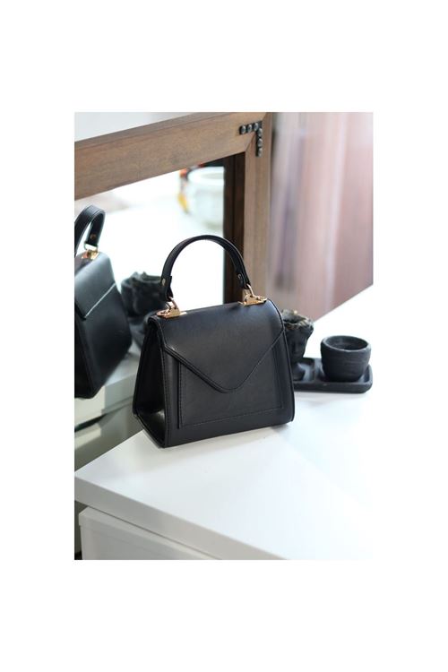 Kadın Siyah Kapak Detaylı Askılı Omuz Çantası