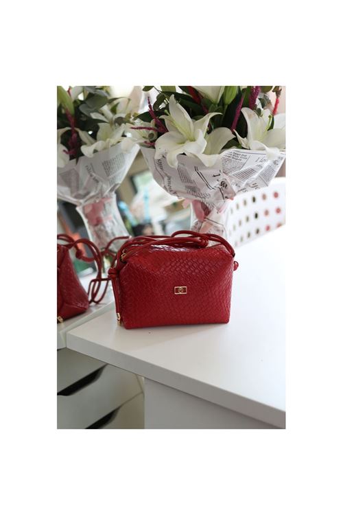 Kadın Kırmızı Baklava Desenli İnce Düğüm Askılı Omuz Çantası