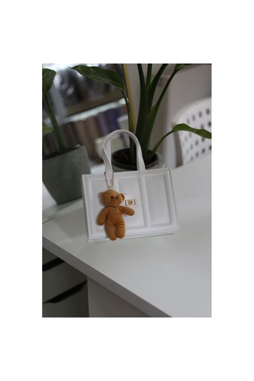 Kadın Beyaz Çizgi Detaylı Ayıcık Maskotlu El Omuz Çantası