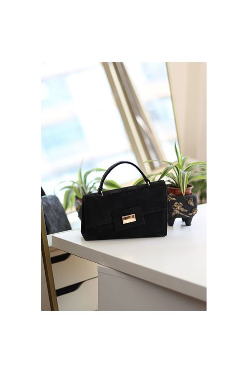 Kadın Siyah Yamuk Form Gold Toka Detaylı Omuz Çantası