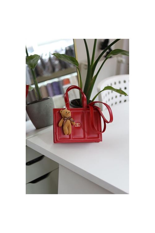 Kadın Kırmızı Çizgi Detaylı Ayıcık Maskotlu El Omuz Çantası