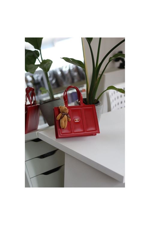 Kadın Kırmızı Çizgi Detaylı Ayıcık Maskotlu El Omuz Çantası