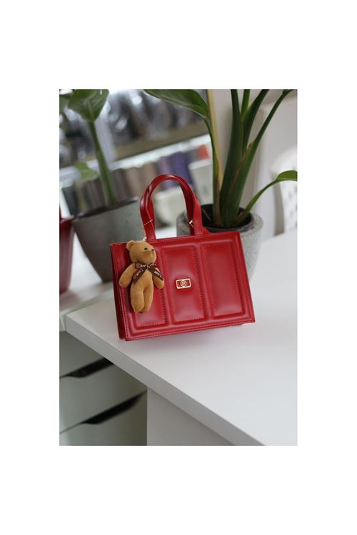 Kadın Kırmızı Çizgi Detaylı Ayıcık Maskotlu El Omuz Çantası