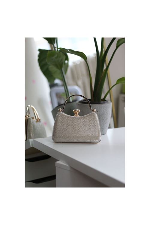 Kadın Gold Desenli Taşlı Tutma Kulplu Üçgen Taş Klips Abiye El Çantası