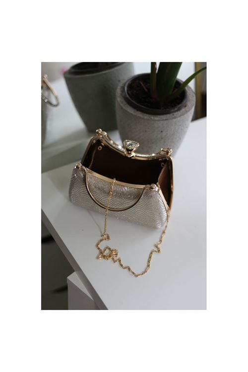 Kadın Gold Desenli Taşlı Tutma Kulplu Üçgen Taş Klips Abiye El Çantası