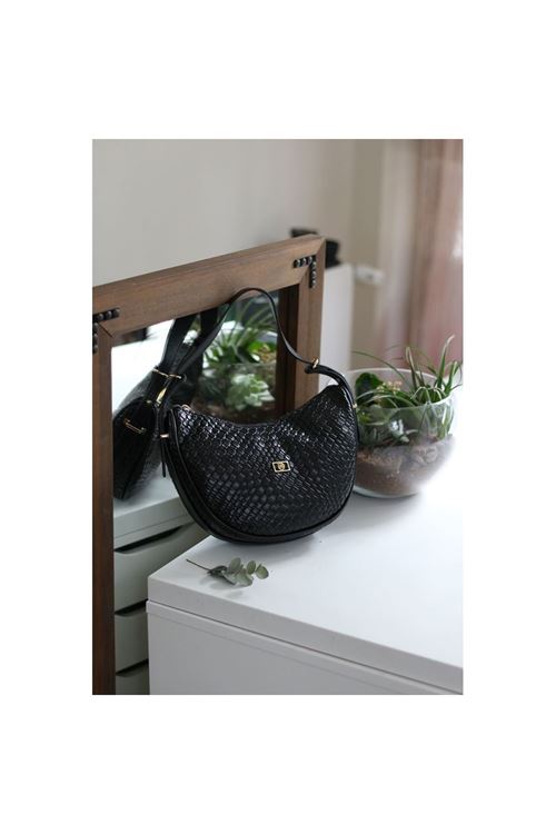 Kadın Siyah Kroko Oval Askılı Omuz Çantası