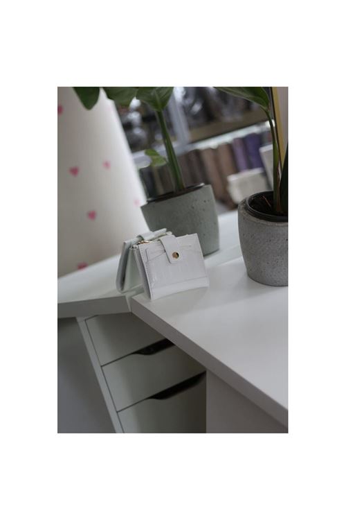 Kadın Beyaz Kroko Desenli Kartlık Detaylı Kare Cüzdan