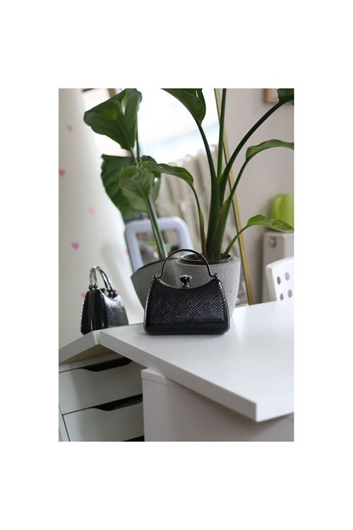 Kadın Siyah Desenli Taşlı Tutma Kulplu Üçgen Taş Klips Abiye El Çantası