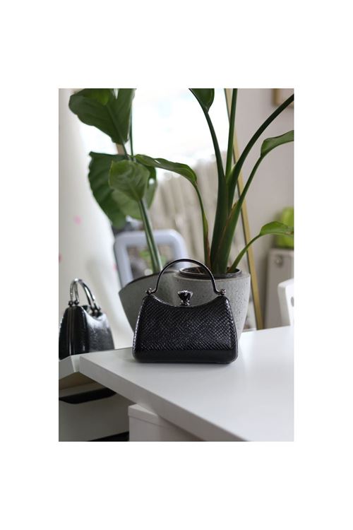 Kadın Siyah Desenli Taşlı Tutma Kulplu Üçgen Taş Klips Abiye El Çantası