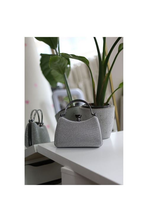 Kadın Platin Simli Taşlı Tutma Kulplu Üçgen Taş Klips Abiye El Çantası