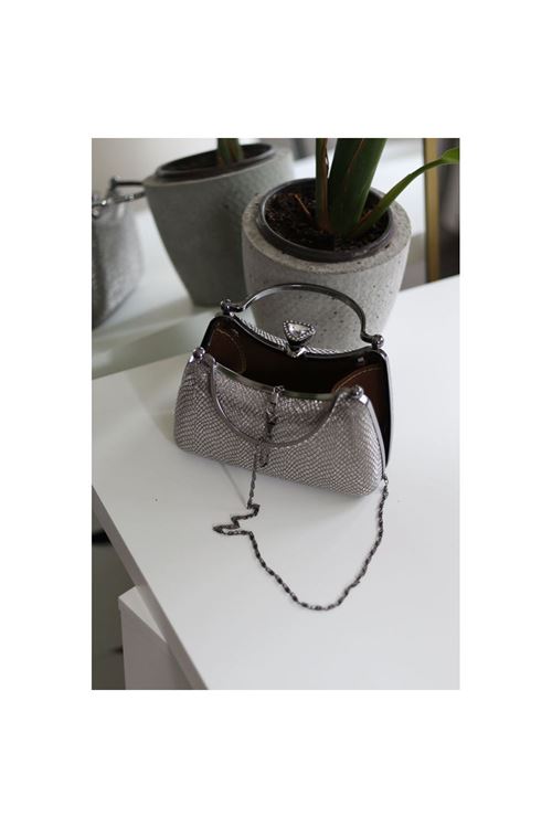 Kadın Platin Desenli Taşlı Tutma Kulplu Üçgen Taş Klips Abiye El Çantası