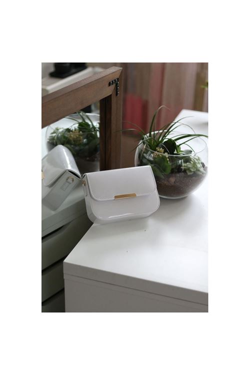 Kadın Beyaz Rugan Toka Detaylı Kumaş Askılı Omuz Çantası