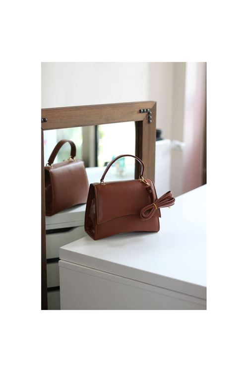 Kadın Taba Geniş Kapak Detaylı Omuz Çantası