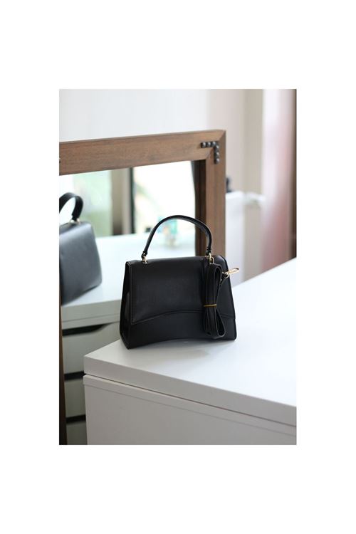 Kadın Siyah Geniş Kapak Detaylı Omuz Çantası