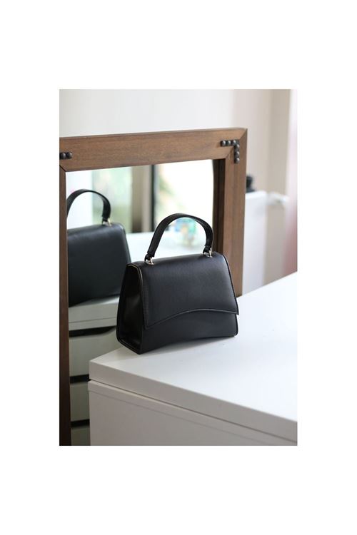 Kadın Siyah Geniş Kapak Detaylı Omuz Çantası