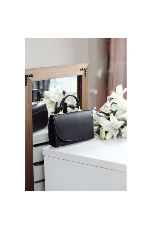 Kadın Siyah Oval Kapak Detaylı Askılı Omuz Çantası