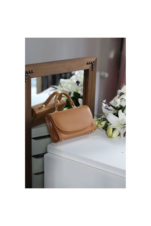 Kadın Karamel Oval Kapak Detaylı Askılı Omuz Çantası