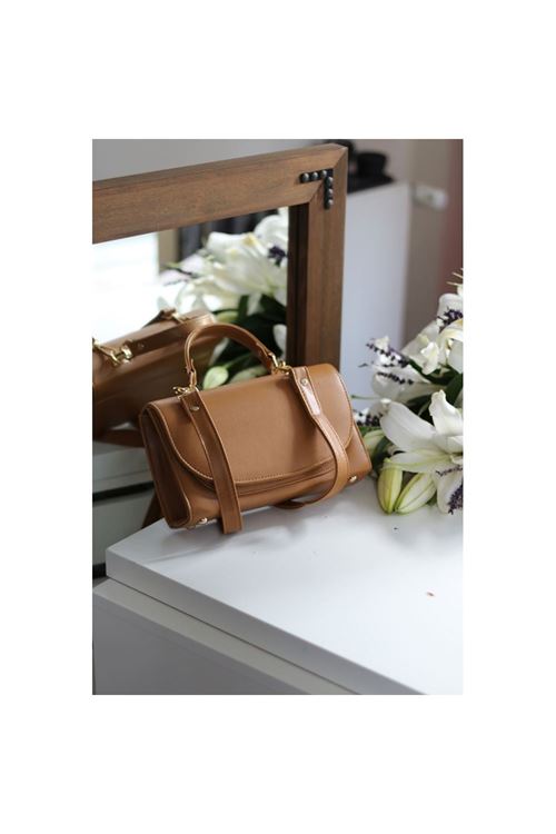 Kadın Karamel Oval Kapak Detaylı Askılı Omuz Çantası